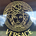 Skateboard Versace : Skateboard Versace est une œuvre d'art entièrement réalisée en Technique mixte sur aluminium et vernis pour un rendu de haute intensité des couleurs, 
un effet de brillance et une protection durable de la création. 