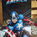 Skateboard Captain America : Skateboard Captain America est une œuvre d'art entièrement réalisée en Technique mixte sur aluminium et vernis pour un rendu de haute intensité des couleurs, 
un effet de brillance et une protection durable de la création. 